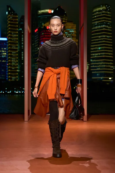 Look 15